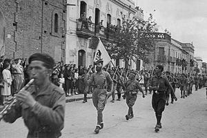 Archivo:Carlist parade in Peñarroya-Pueblonuevo