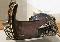 Archivo:Chinese saddle, Ming dynasty, Wanli period (1572-1620), wood and lacquer