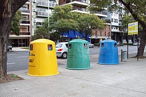 Archivo:Contenedores de residuos en Buenos Aires