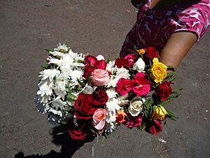 Archivo:Corona de flores Chalma