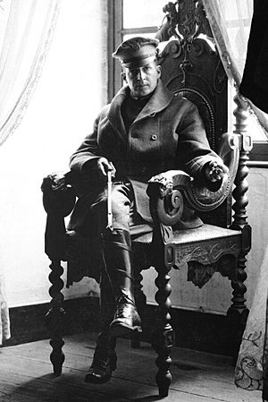 Archivo:Douglas MacArthur, Army photo portrait seated, France 1918