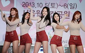 Archivo:EXID (South Korean girl group) in October 2013