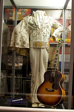 Archivo:Elvis's jump suit & guitar, Graceland