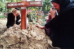 Archivo:Evstafiev-bosnia-sarajevo-woman-cries-at-grave