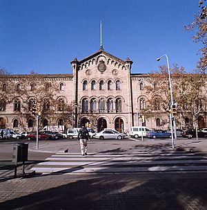 Archivo:Façana de l'edifici històric de la Universitat de Barcelona