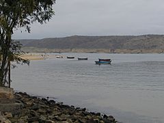 Archivo:Fisher boats Restinga peninsula, Angola