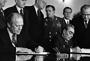 Archivo:Ford signing accord with Brehznev, November 24, 1974
