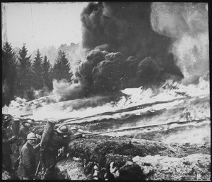 Archivo:French soldiers making a gas and flame attack on German trenches in Flanders. Belgium., ca. 1900 - 1982 - NARA - 530722