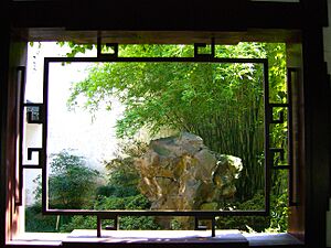 Archivo:Gardens-window