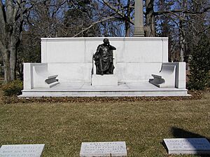 Archivo:Grave of Joseph Pulitzer