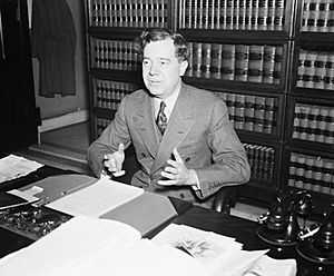 Archivo:Huey Long at desk