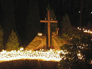 Archivo:Hundreds of candles and a Christian Cross at a cemetery on Christmas eve