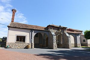 Archivo:Iglesia de Santa Marina, Almanza 01