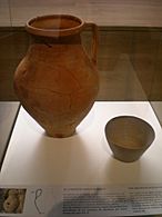 Jarra de cerámica romana y cuenco de finales del siglo II
