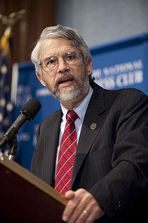 Archivo:John Holdren at commercial human spaceflight press conference (201002020002HQ)