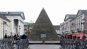 Archivo:Karlsruher Pyramide