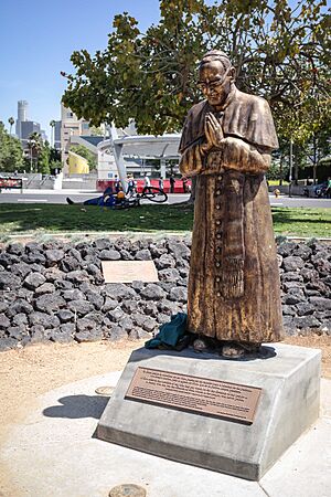Archivo:Monsignor Oscar Romero Memorial Plaza