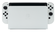 Archivo:Nintendo Switch – OLED-Modell mit gedockter Konsole 20230506 HOF01624 RAW-Export
