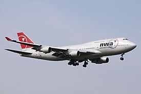 Northwest B747-400(N673US) (3522601584).jpg