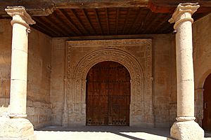 Archivo:Palencia de Negrilla, Puerta principal Iglesia de la Exaltación de la Cruz