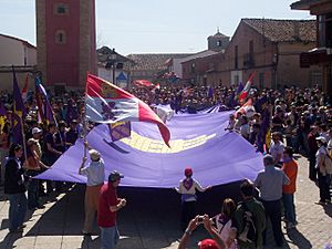 Archivo:Pendón gigante en la Plaza Mayor de Villalar