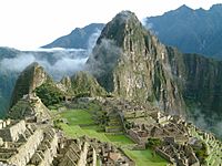 Archivo:Peru Machu Picchu Sunrise 2