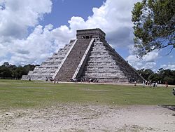 Archivo:Pirámide de Chichen Itzá