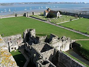 Archivo:Portchester Castle outer bailey from the keep, 2010