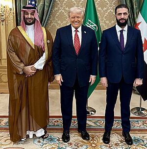 Archivo:President Donald Trump with Saudi Crown Prince Mohammed Bin Salman and President of Syria Ahmed al-Sharaa (2025) (cropped)