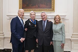 Archivo:President Joe Biden and First Lady Jill Biden with Cecile Richards, former president of Planned Parenthood, and her husband Kirk Adams after awarding Richards the Presidential Medal of Freedom on November 20, 2024 in the White House