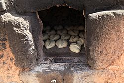 Archivo:Puerto del Rosario Tefia - FV-207 - La Alcogida - bread baking 07 ies