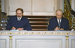 Archivo:RIAN archive 141088 Signing Treaty on Establishing Russian-Belarusian Union
