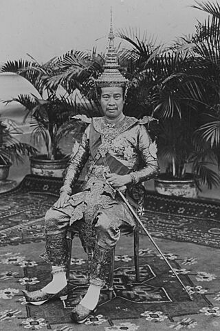 Sisowath Monivong sitting (crop).jpg