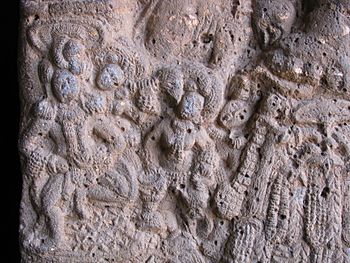 Archivo:Stone carvings at Bhaje caves