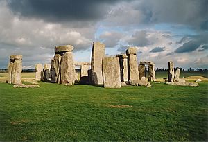 Archivo:Stonehenge back wide