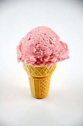 Strawberry ice cream cone (5076899310).jpg
