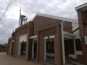Archivo:Templo católico de Catelli, Chaco, desde la derecha
