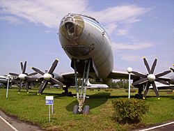 Archivo:Tu-114 in Ulyanovsk Aircraft Museum