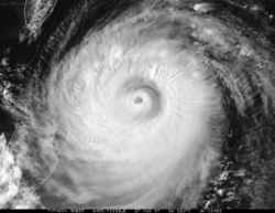 Archivo:Typhoon amber (1997) concentric eyewalls