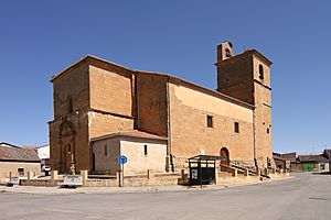 Archivo:Villoruela, Iglesia de San Pedro Apóstol, fachada principal