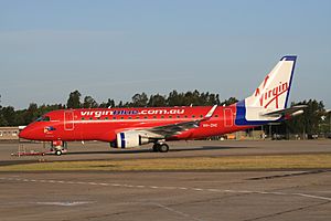 Archivo:Virgin Blue (VH-ZHC) Embraer 170-100LR at Sydney Airport