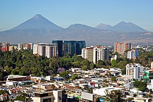 Archivo:Volcanoes near to Guatemala City