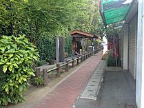 Archivo:Yunokaori-dori Street and foot bath in Yuda Hot Spring Area