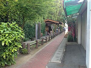 Archivo:Yunokaori-dori Street and foot bath in Yuda Hot Spring Area