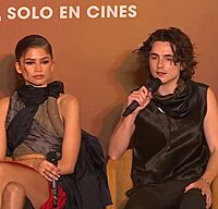 Archivo:Zendaya y Timotheé Chalamet en 2024 01