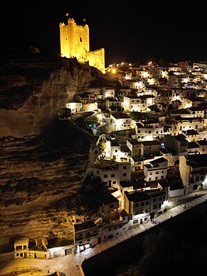 Archivo:Alcalá del Júcar at night