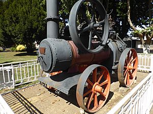 Archivo:Antiguo locomóvil agrícola en Carahue. Región de La Araucanía. Chile