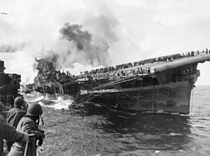 Archivo:Attack on carrier USS Franklin 19 March 1945