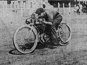 Archivo:August Chelini on "Harley-Davison" motorcycle, Race at Tanforan racetrack, JULY 4, 1908