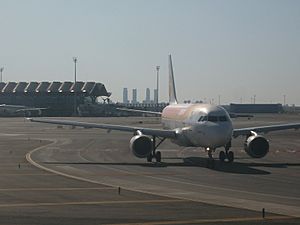 Archivo:Avión de Iberia en el aeropuerto de Barajas. Septiembre de 2011